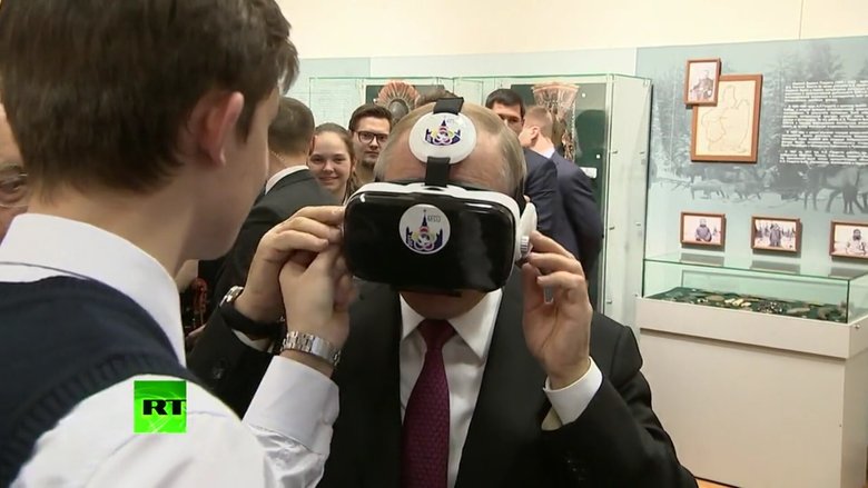 Президент в шлеме виртуальной реальности. Кадр из видео RT
