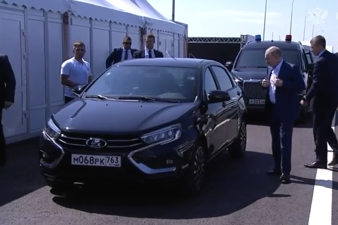 Путин поехал по М11 на Lada Aura