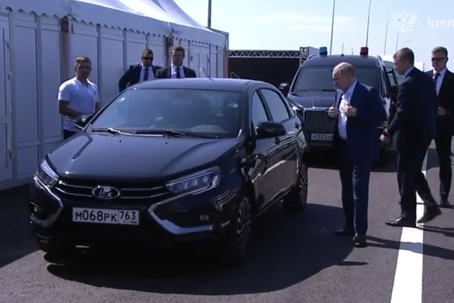 Путин поехал по М11 на Lada Aura