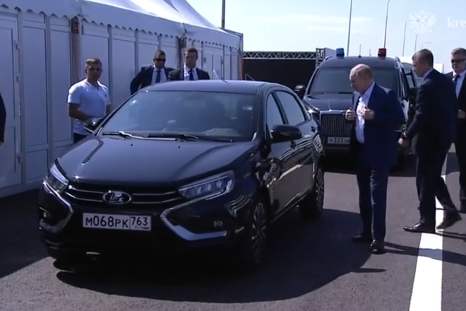 Путин поехал по М11 на Lada Aura