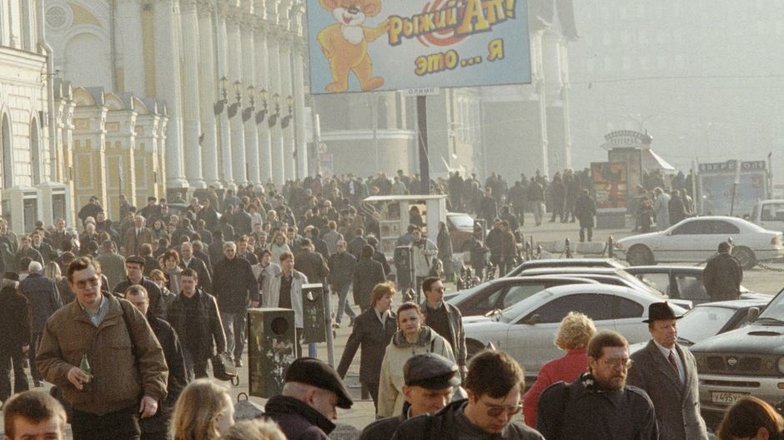 На Комсомольской площади, известной также как площадь трех вокзалов, двадцать лет назад тоже было много народа. Однако десятилетие угадывается уже по одежде пешеходов и рекламным баннерам. Да и уличных торговцев с лотками там сейчас уже не встретишь.