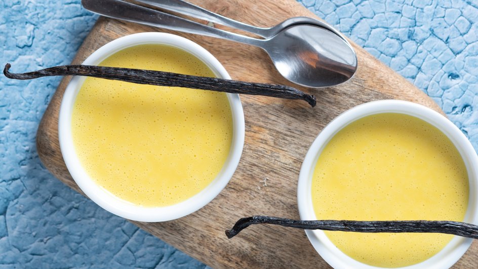 Голландский соус лежит на столе рядом с ложками Голландский соус лежит на столе рядом с ложками