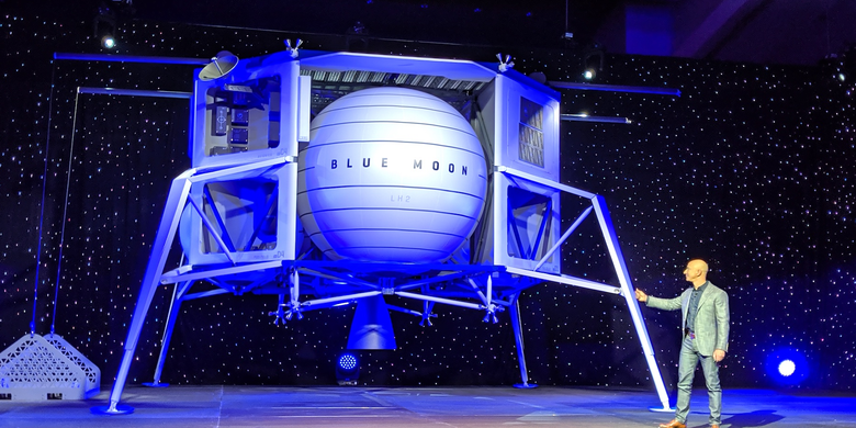 Джефф Безос показывает макет лунного модуля Blue Moon. Фото: Business Insider