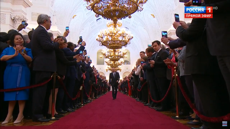 Смартфоны вместо аплодисментов: как снимали Путина во&nbsp;время инаугурации