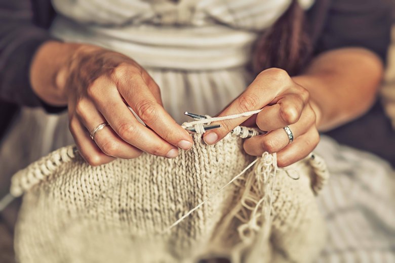 Любовь в каждой петельке: как 27-летняя девушка помогает пенсионеркам заработать вязанием