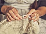 Любовь в каждой петельке: как 27-летняя девушка помогает пенсионеркам заработать вязанием