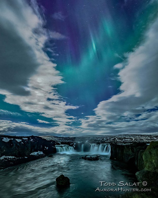 Фото полярного сияния сделано возле знаменитого водопада Годафосс и опубликовано в сеть фотографом из проекта AuroraHunter.com