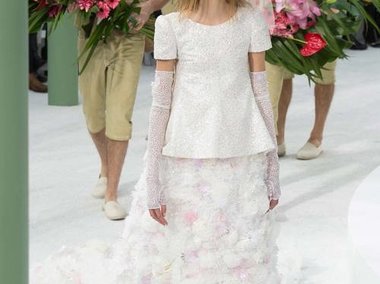 Slide image for gallery: 4787 | Chanel представили свадебное платье для настоящей «феи цветов» — фантазийная шляпа выполняет роль фаты и скрывает лицо невесты