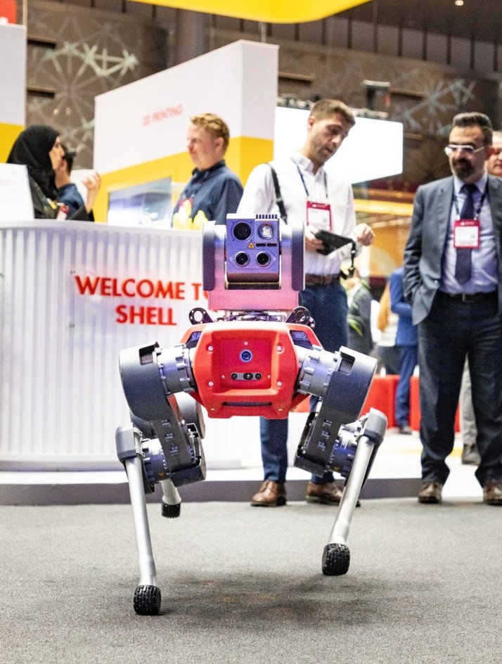 Робособака на выставке Web Summit Qatar Робособака на выставке Web Summit Qatar