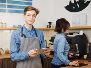 Школьник работает в кофейне