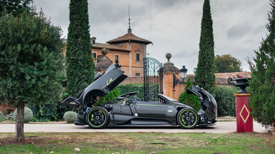 Родстеру Pagani Zonda 760 LM Roadster открыли капот и багажник