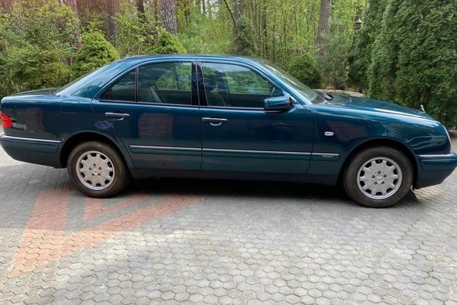 Абсолютно новый Mercedes W210 после 28 лет в гараже выставили на продажу в РФ Абсолютно новый Mercedes W210 после 28 лет в гараже выставили на продажу в РФ