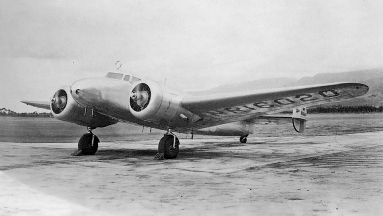 Самолет Амелии Эрхарт Lockheed L-10E Electra. При подготовке к полету большая часть иллюминаторов была закрыта, а в фюзеляже были установлены дополнительные баки