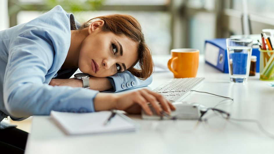 Девушка скучает на работе Девушка скучает на работе