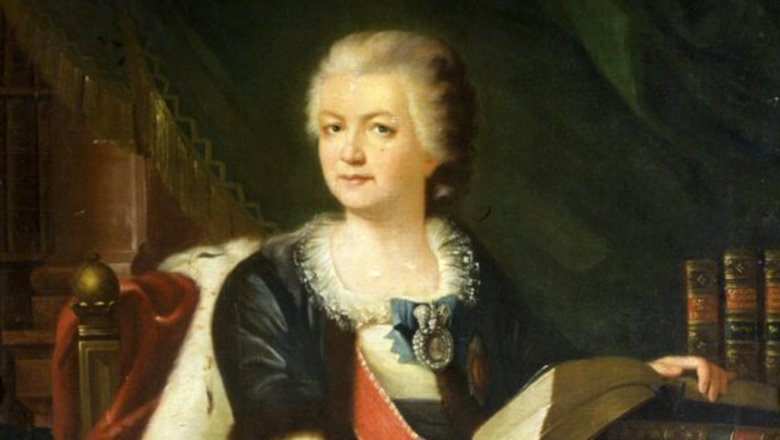 Парадный портрет Екатерины Воронцовой-Дашковой изображает ее рядом с книгами, намекая на ученость, 1790-е годы