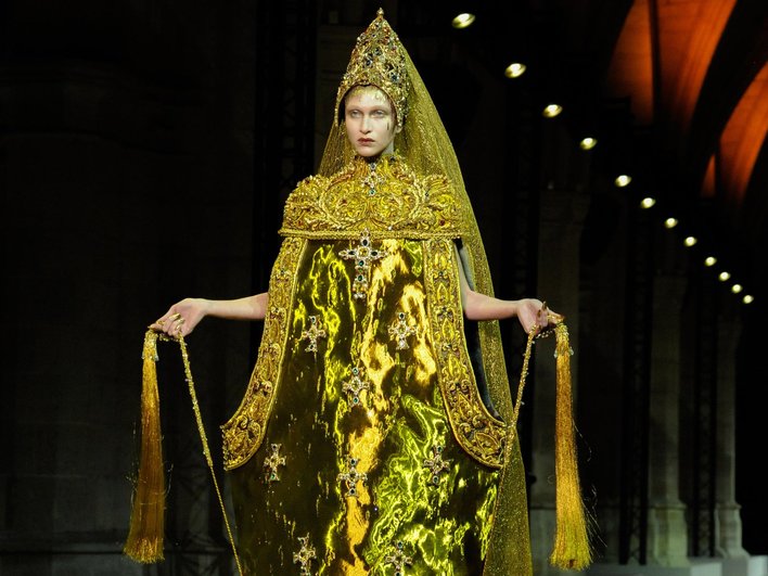 Показ Guo Pei (Гуо Пэй) в 2017 году Показ Guo Pei (Гуо Пэй) в 2017 году
