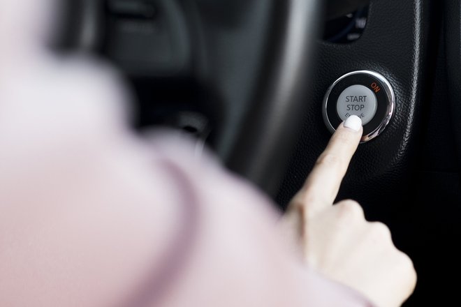 Кнопка запуска автомобиля Кнопка запуска автомобиля