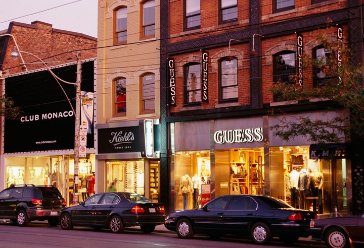 Вдоль Queen Street сконцентрирован самый богемный район Торонто — здесь можно отлично закупиться винтажными вещами