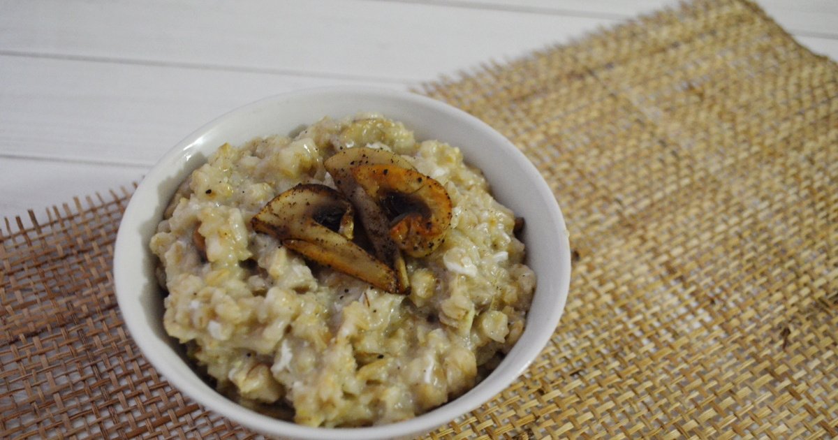 Гречка с беконом. Овсянка с грибами и луком. Овсянка с грибами и сыром. Овсянка с беконом и грибами. Геркулесовая каша с грибами.