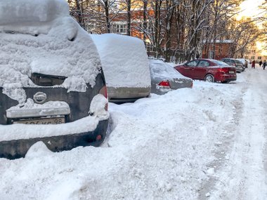 Неравная схватка коммунальщиков со снегом в Петербурге