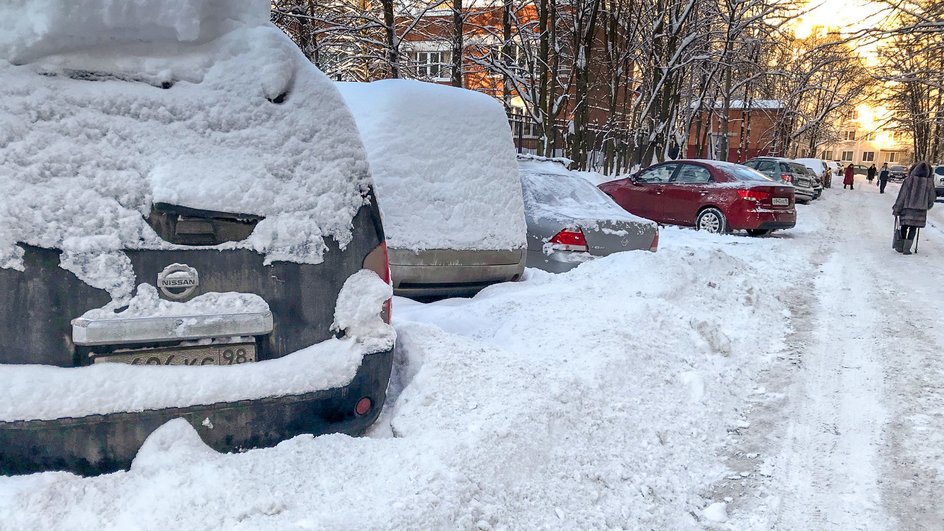 Неравная схватка коммунальщиков со снегом в Петербурге