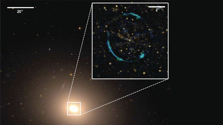 Фотография галактики ESO 325-G004 и кольца Эйнштейна, сделанная телескопом «Хаббл». Источник: T. Collett et al. / Science