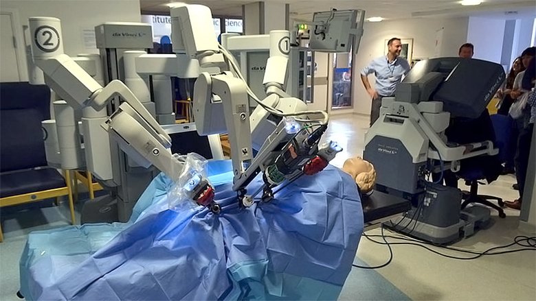 Этому парню ничего не грозит. Роботизированная хирургическая система «да Винчи». Фото: texarkanafyi.com