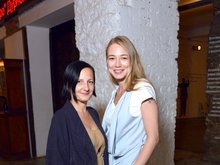 Оксана Акиньшина с гостьей премьеры Оксана Акиньшина с гостьей премьеры