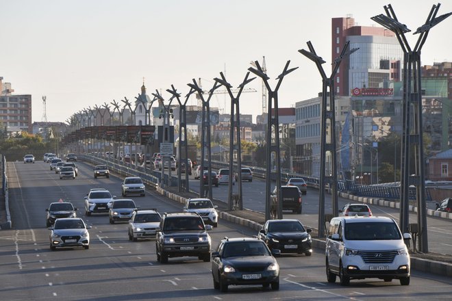 Автомобили едут по мосту имени 60-летия Победы в Омске Автомобили едут по мосту имени 60-летия Победы в Омске