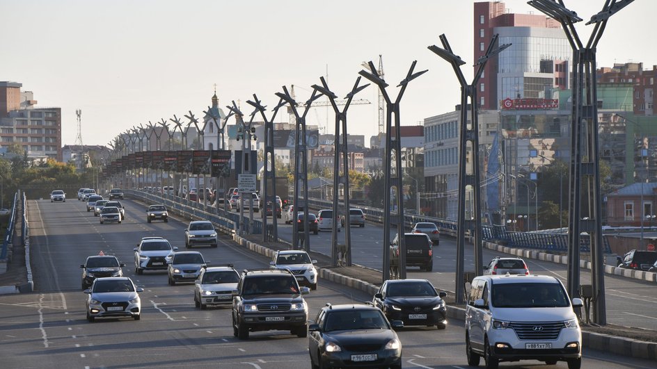 Автомобили едут по мосту имени 60-летия Победы в Омске Автомобили едут по мосту имени 60-летия Победы в Омске
