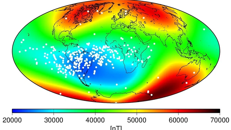 Южно-Атлантическая аномалия является слабым местом магнитного поля Земли, как показано синим цветом. Белые точки обозначают места, где спутники подверглись воздействию радиации