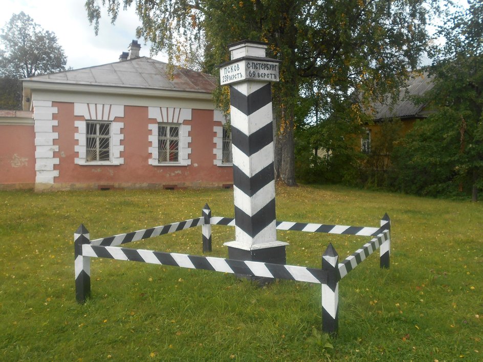 Верстовой столб перед музеем «Дом станционного смотрителя» 