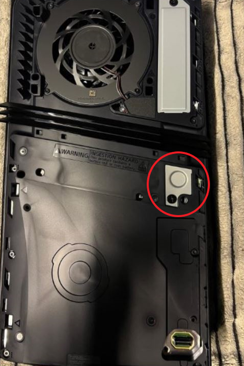 место на консоли PlayStation 5 Pro с доступом к батарейке место на консоли PlayStation 5 Pro с доступом к батарейке