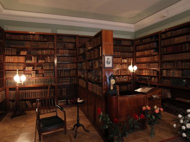 Slide image for gallery: 10615 | Библиотека А.С. Пушкина. В ней было почти 4000 книг.