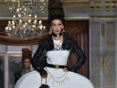 Slide image for gallery: 12539 | Белла Хадид на показе Moschino
Источник: legion-media.ru
