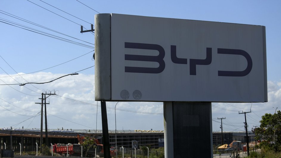 Вывеска над заводом BYD в Бразилии