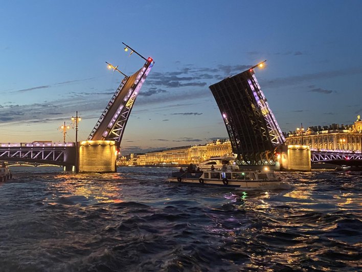 Вид на разводной мост из окна квартиры мечты в Санкт-Петербурге