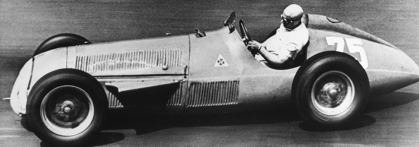 Чемпион мира Хуан Мануэль Фанхио на Alfa Romeo Alfetta на трассе Нюрбургринг, 29 июля 1951 года