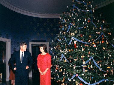 Slide image for gallery: 15698 | Жаклин и Джон Кеннеди у рождественской ели в Белом доме, 1961 г. | Фото: legion-media.ru