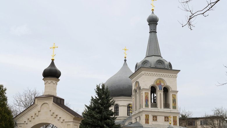 Церковь на фоне пасмурного неба в Михайлов день.