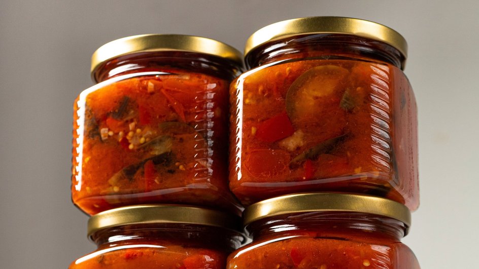 Икра из баклажанов и томатов с добавлением кориандра, приготовленная по простому рецепту на зиму. Икра из баклажанов и томатов с добавлением кориандра, приготовленная по простому рецепту на зиму.