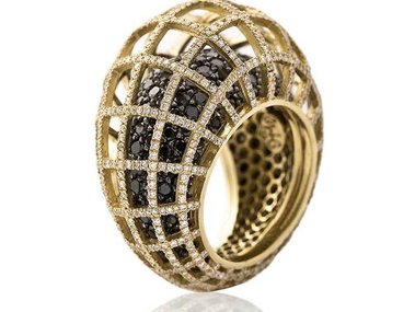 Slide image for gallery: 4045 | Нада Гринг также отличилась — ее кольцо с черной «икрой» из бриллиантов высоко оценили на ювелирной выставке в Лас-Вегасе