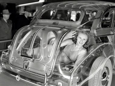 1940 Pontiac DeLuxe Six Transparent Display Car