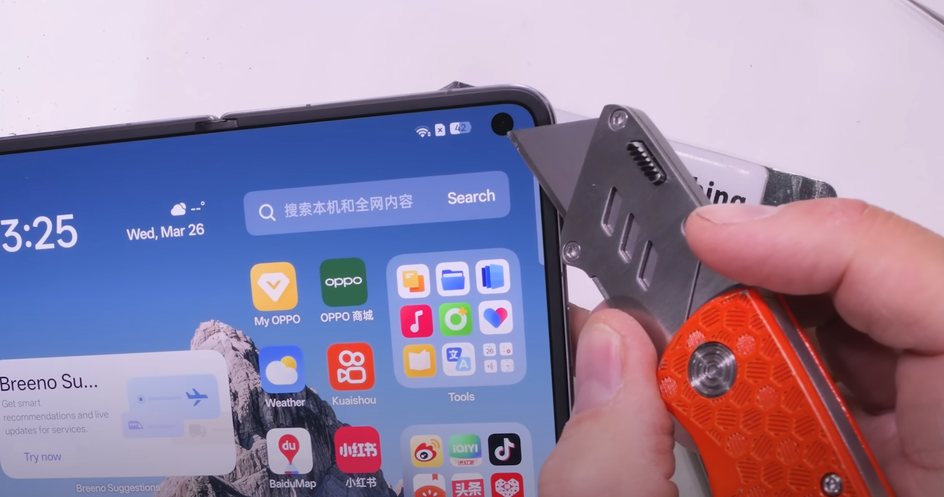 OPPO Find N5 царапают ножом OPPO Find N5 царапают ножом