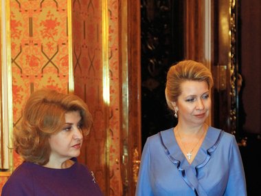 Slide image for gallery: 12248 | 24 октября 2011. Светлана Медведева и супруга президент Армении Рита Саргсян во время осмотра Большого Кремлевского дворца Московского Кремля
