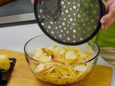 Slide image for gallery: 2994 | Аппарат Chip Maker Set от французской фирмы Mastrad позволяет готовить чипсы без масла