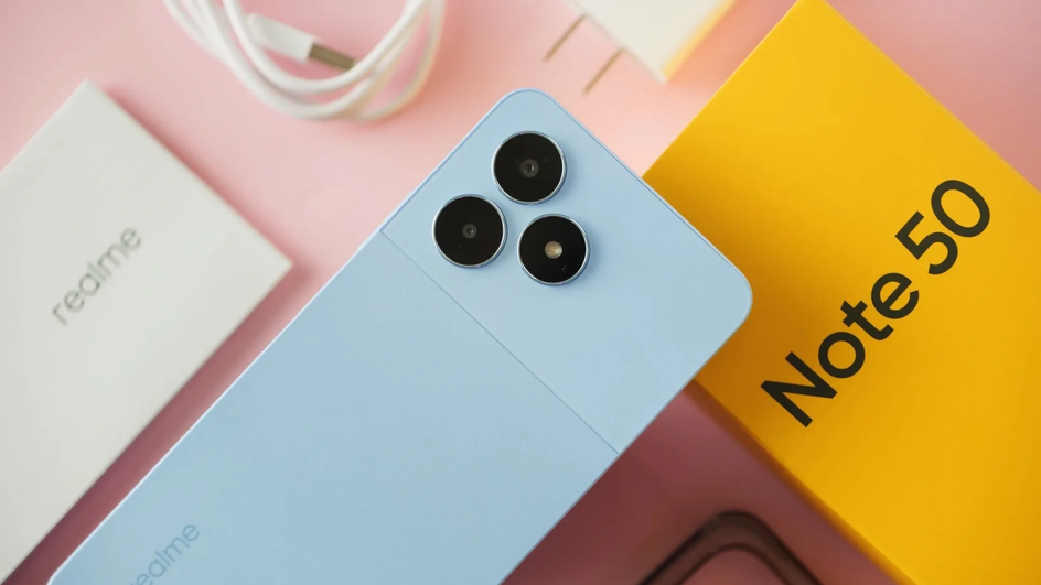 realme Note 50 — самый продаваемый смартфон в России в 2024 году. Стоимость модели составляет 8999 рублей.