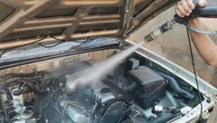 Трещины и плесень: автоэксперт Смит назвал самые частые ошибки при мойке мотора