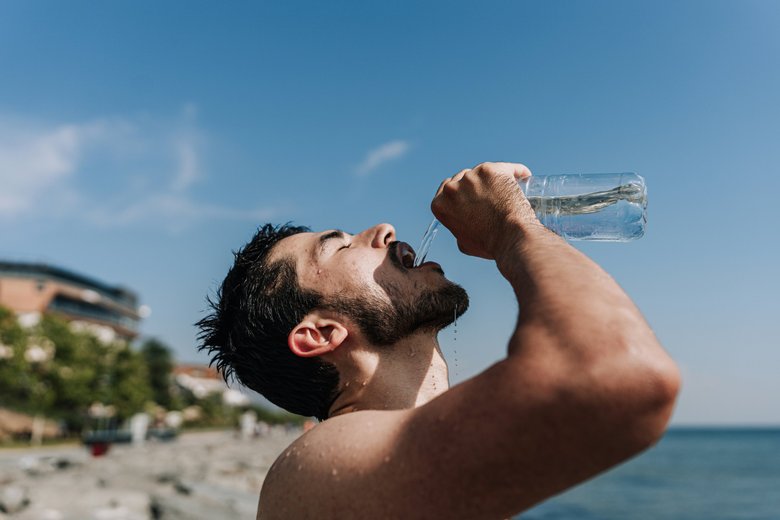 Человек пьет воду Человек пьет воду