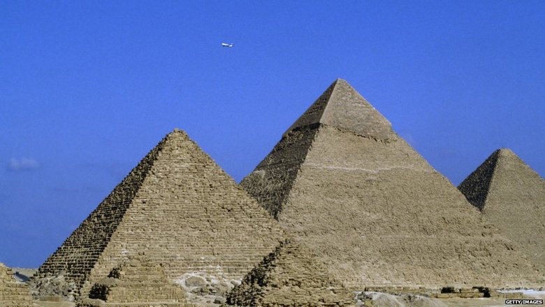 Египетские пирамиды настолько грандиозны, что некоторые не верят в их земное происхождение. Фото: Getty Images